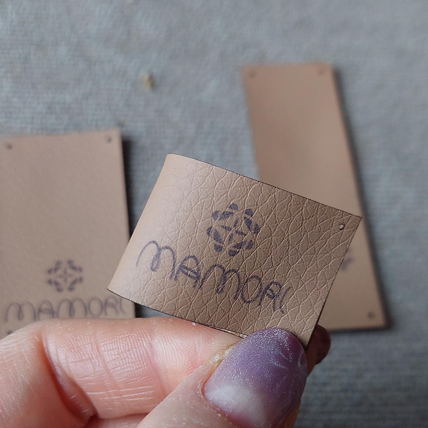 Helepruun kunstnahast eritellimus silt oma logo või kujundusega