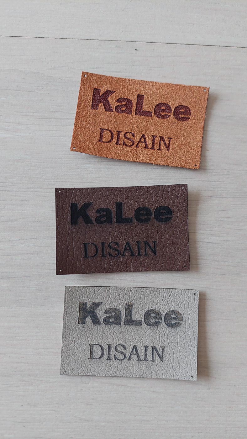 Tumepruunist kunstnahast eritellimus silt oma logo või kujundusega