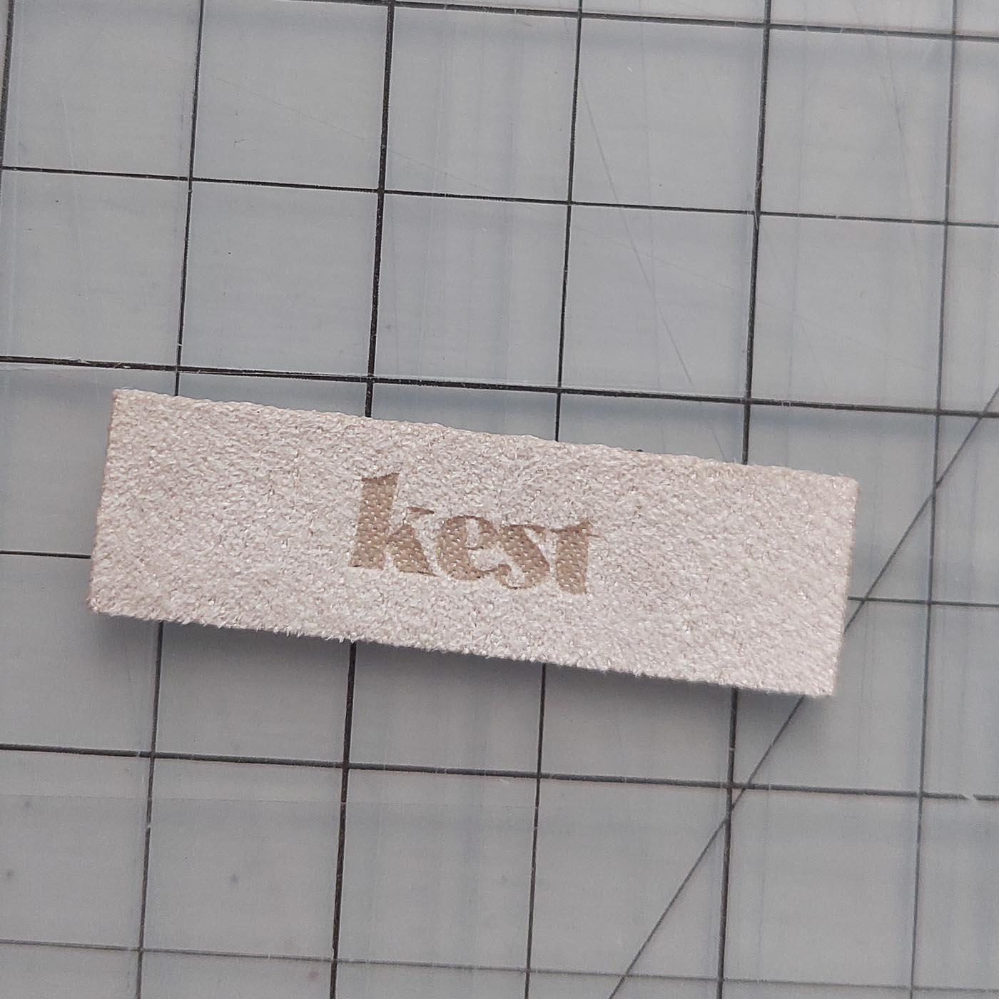 Valge seemisnahast eritellimus silt oma logo või kujundusega