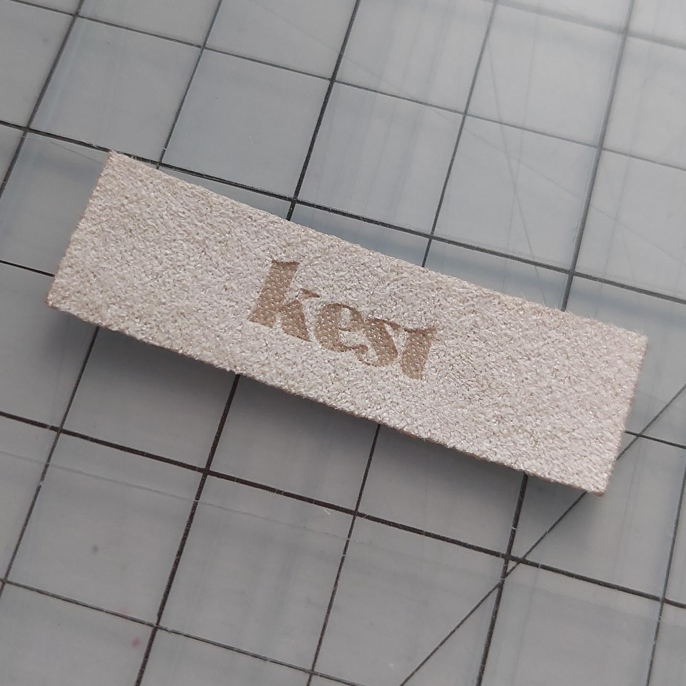 Valge seemisnahast eritellimus silt oma logo või kujundusega