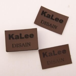 Tumepruunist kunstnahast eritellimus silt oma logo või kujundusega