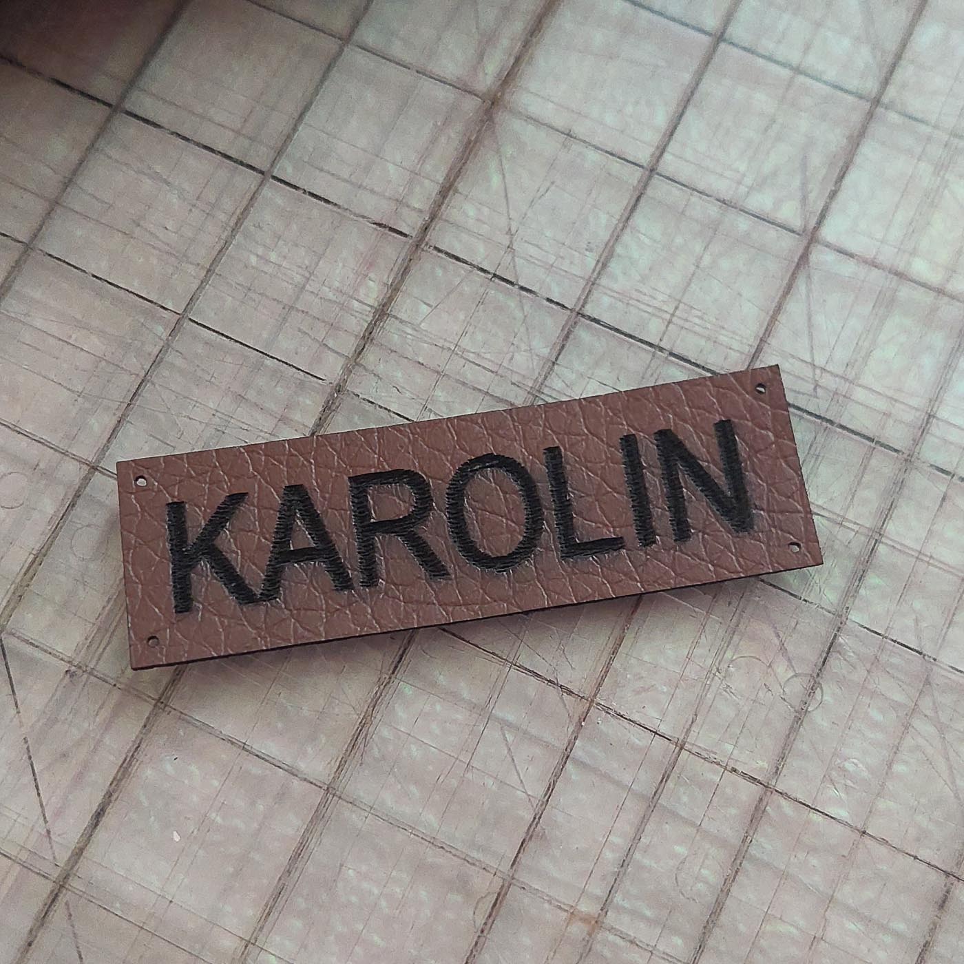 Tumepruunist kunstnahast eritellimus silt oma logo või kujundusega