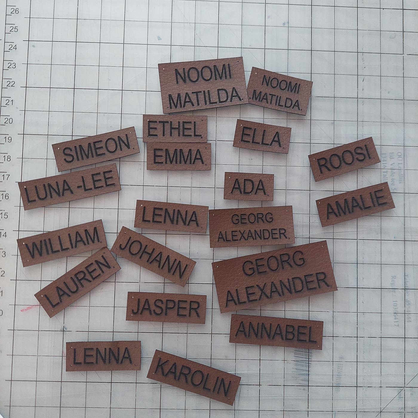 Tumepruunist kunstnahast eritellimus silt oma logo või kujundusega