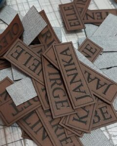 Tumepruunist kunstnahast eritellimus silt oma logo või kujundusega