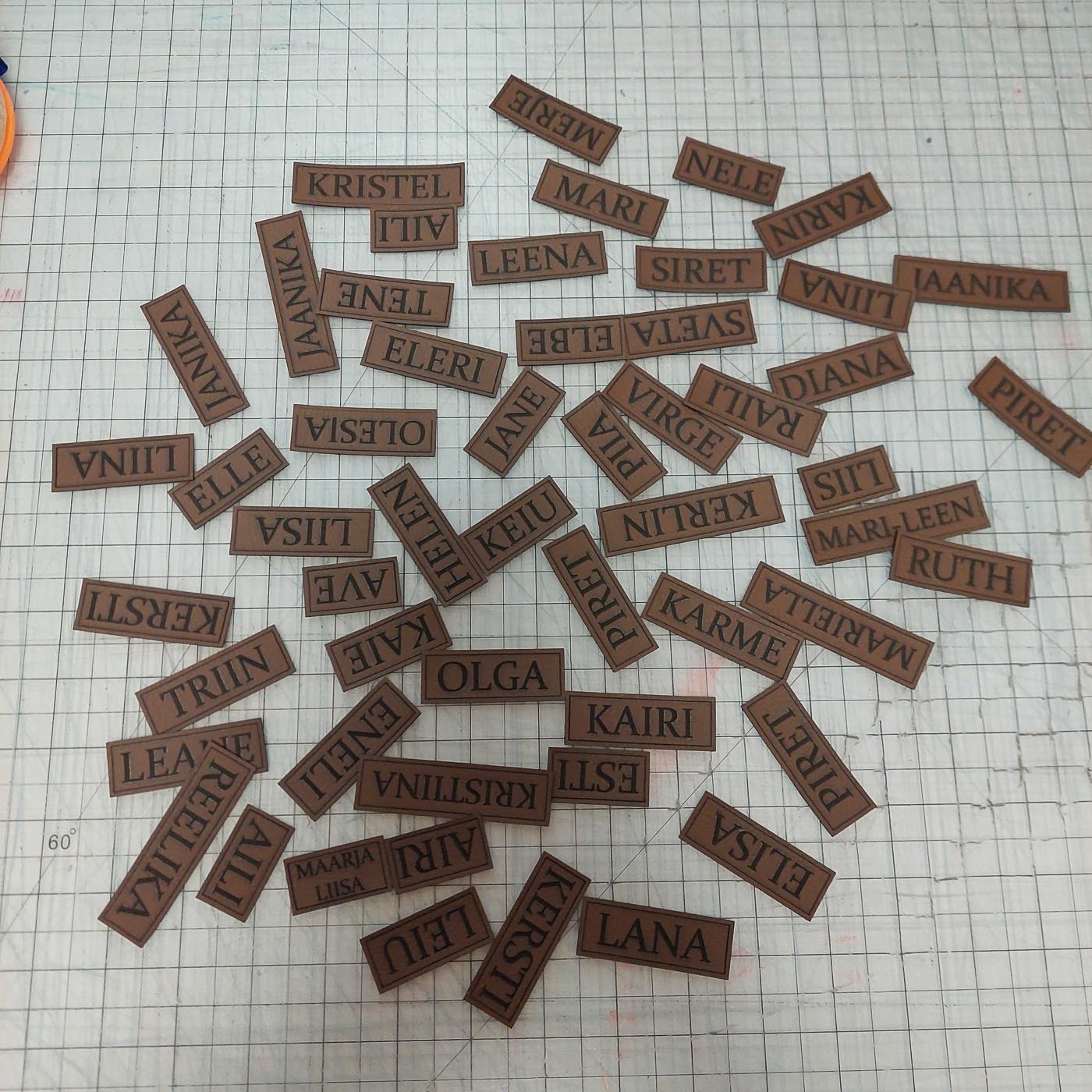 Tumepruunist kunstnahast eritellimus silt oma logo või kujundusega