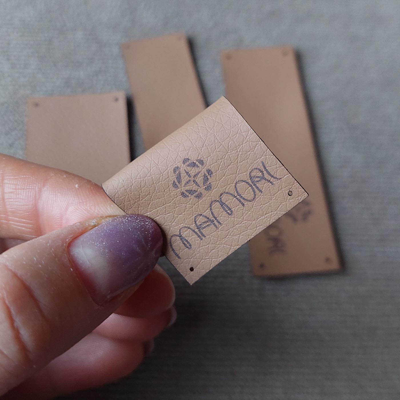 Helepruun kunstnahast eritellimus silt oma logo või kujundusega